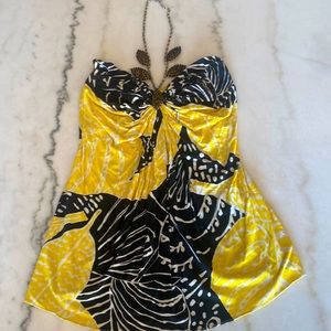 Sky! Black and yellow top!